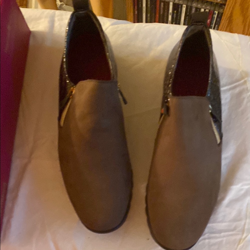Beautiful woman shoes 👞 size 11 medium brown nubuck / emboss patent zippers